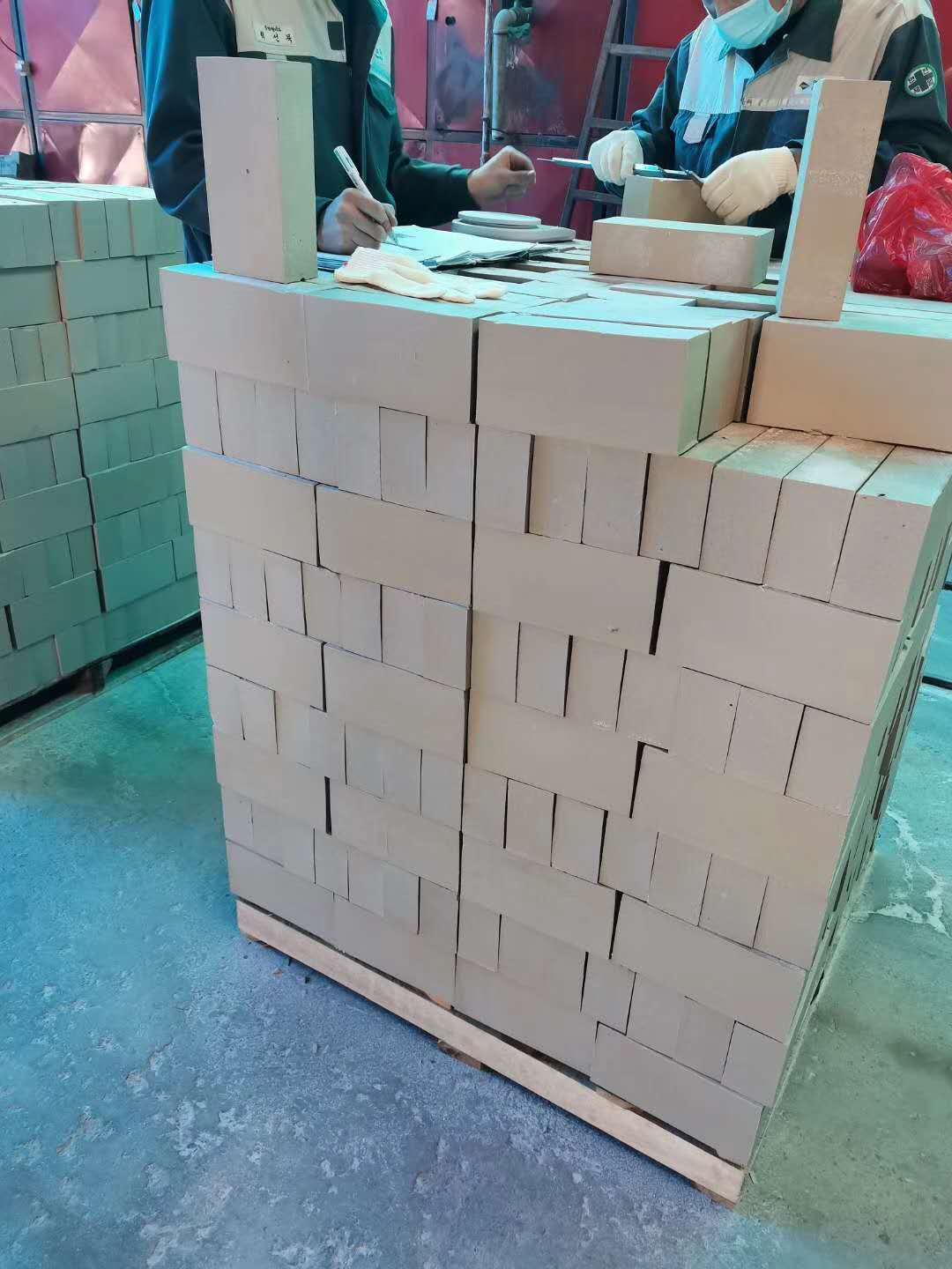 65厚耐酸磚今年處于一直是缺貨狀態(tài)，而且價格高，那么為什么會出現(xiàn)這種情況